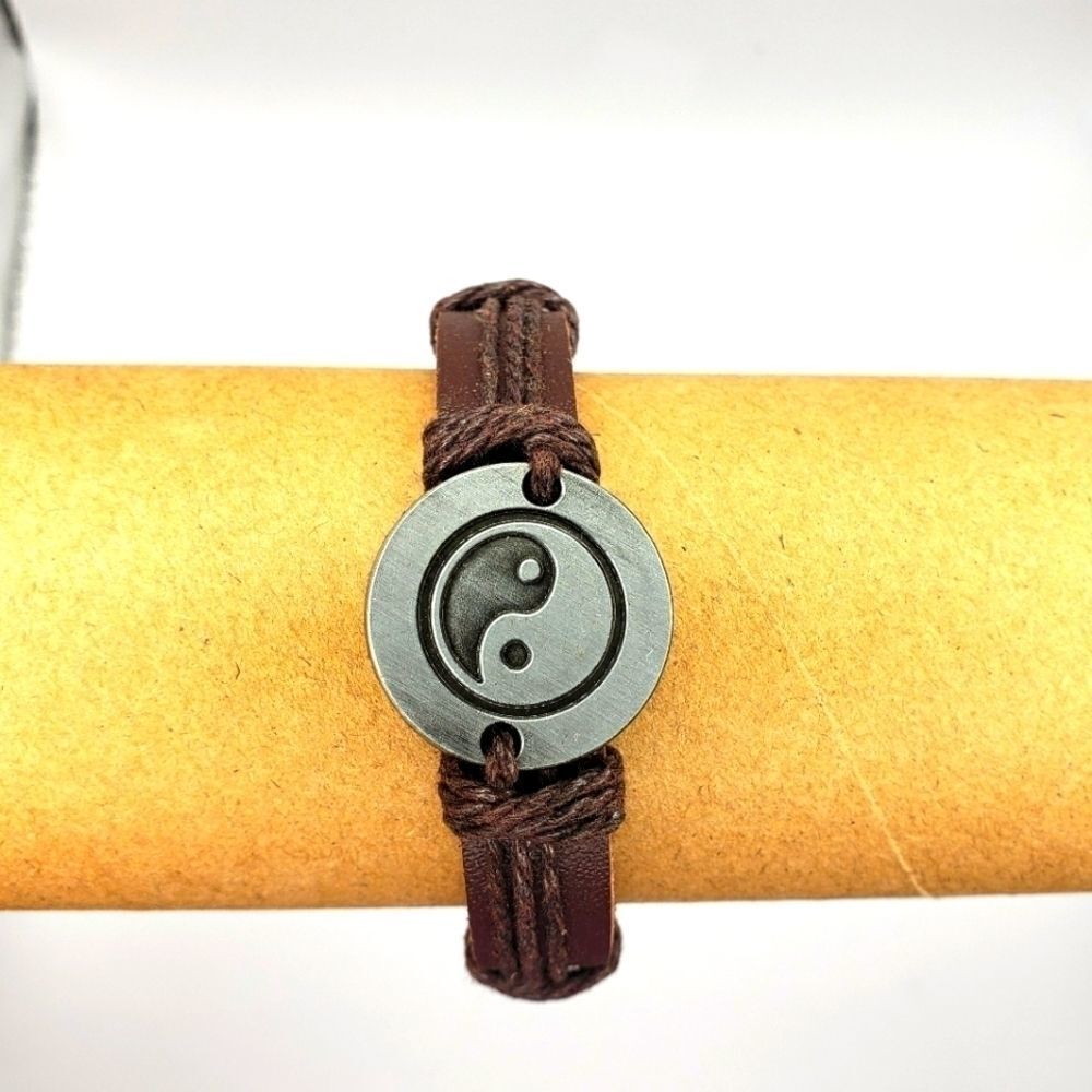Yin yang adjustable faux leather bracelet